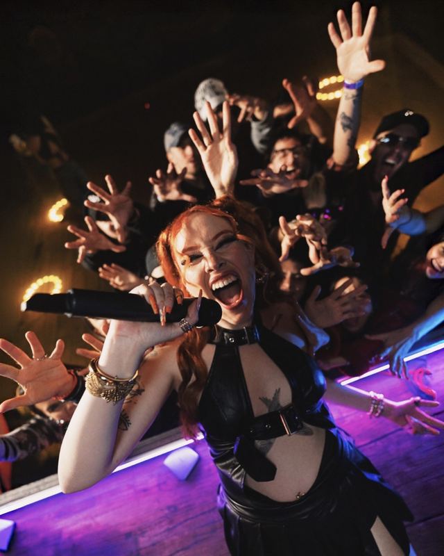NARA cantando en vivo frente al público
