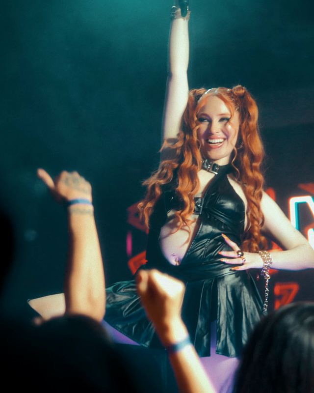 NARA en el escenario con su nombre en luces